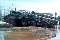 Зенитно-ракетный комплекс С-300 застрял в грязи по дороге на репетицию парада Победы в Екатеринбурге (ВИДЕО)
