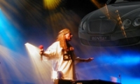 Bentley подает в суд на солиста группы Guns N Roses