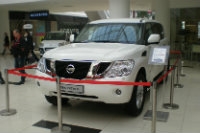 Белый Nissan Patrol в ТЦ 