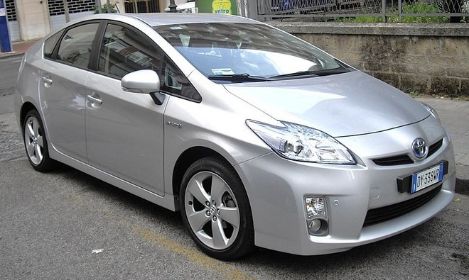 Toyota_prius_rul_ua